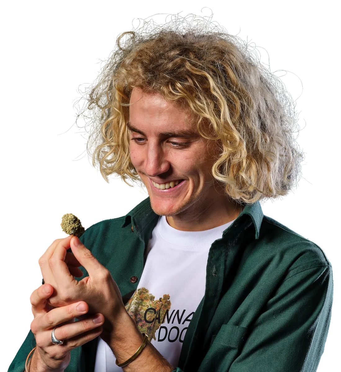 Tim von CannaDoc24 begutachtet eine medizinische Cannabisbluete